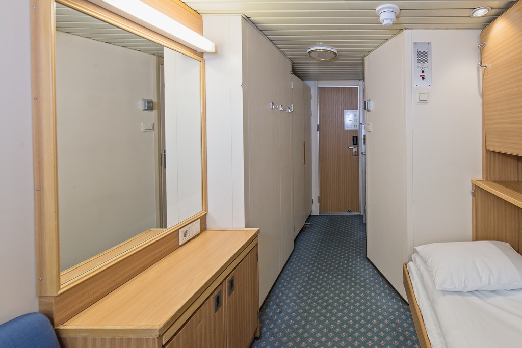 Hurtigruten MS Vesteralen Polar Outside middle 3 travellers b.jpg